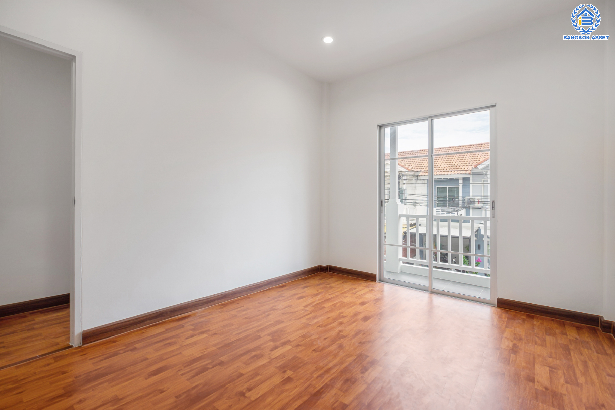 บ้านมือสองตกแต่งใหม่ แบรนด์ Property Perfect ม.เดอะวิลล่า ท่าอิฐ-รัตนาธิเบศร์ ทาวน์เฮ้าส์พร้อมอยู่ เนื้อที่ 18 ตร.ว. ฟังก์ชัน 3 ห้องนอน 2 ห้องน้ำ 1 ที่จอดรถ บนทำเลเชื่อมต่อทั้ง ถ.รัตนาธิเบศร์ และ ถ.ราชพฤกษ์ ใกล้รถไฟฟ้าสายสีม่วง "สถานีบางรักน้อยท่าอิฐ"